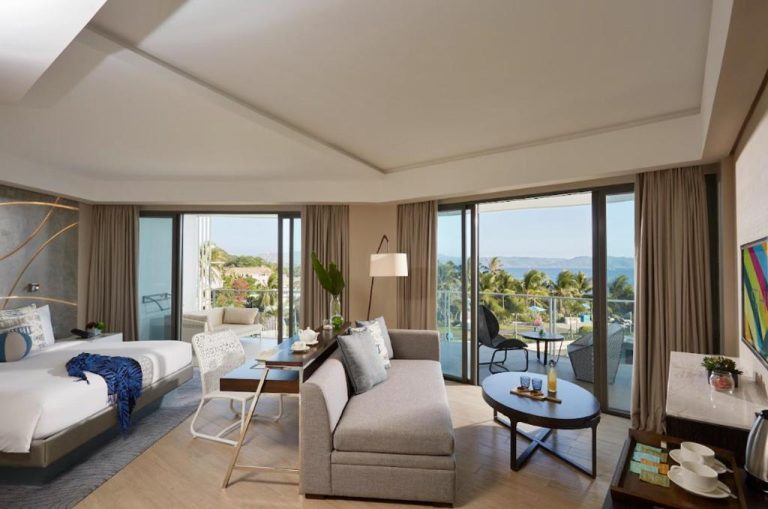 Suite de lujo con terraza y vista al mar en The Lind Boracay, con sala de estar y cama king