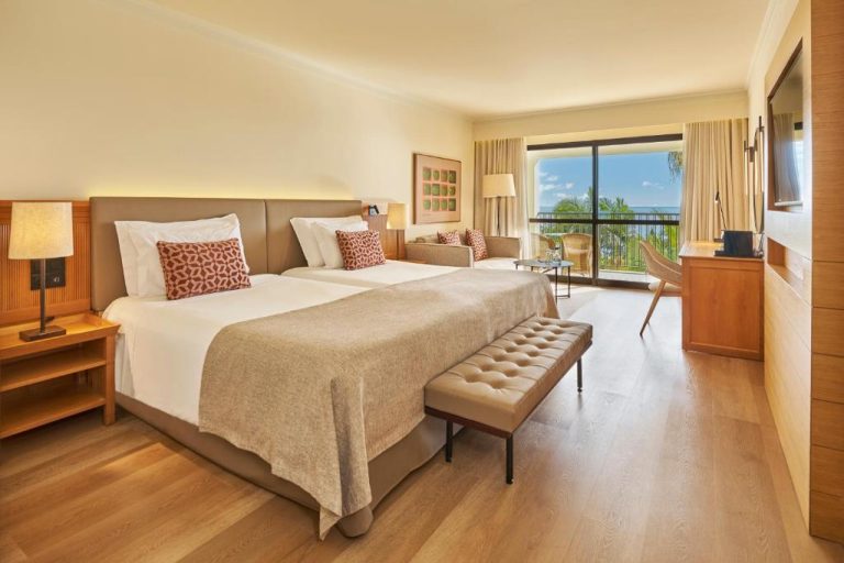 Habitación doble con camas twin y vistas al mar en el Hotel Porto Mare PortoBay de Madeira