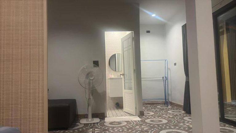 Habitación con baño privado, espejo redondo y ventilador de pie en el hotel Soul of Lanta