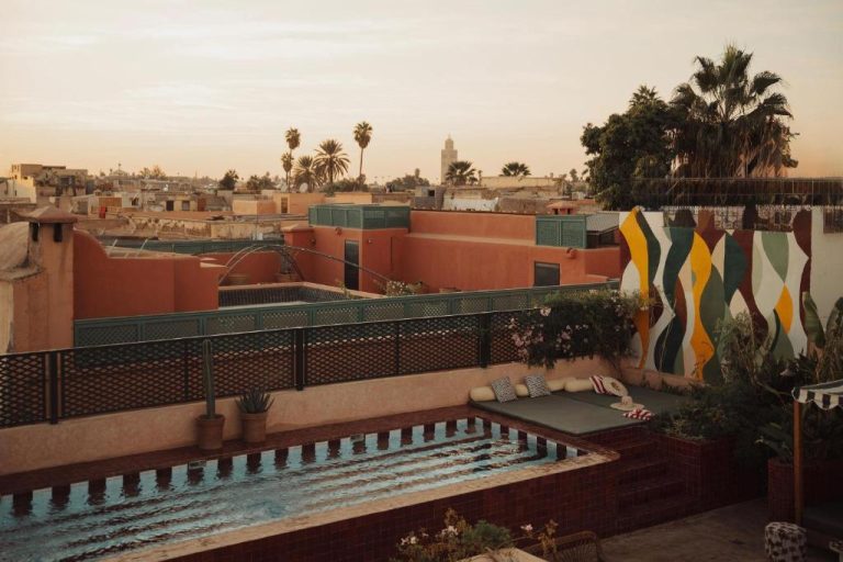 Terraza con piscina y vistas panorámicas de la medina en The Mellah Hotel Marrakech