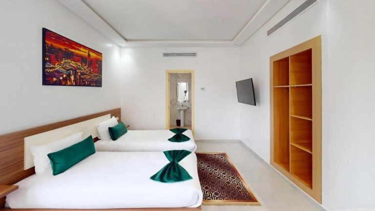 Habitación twin con dos camas y almohadas verdes en Hotel Anna Agadir, Marruecos