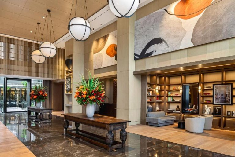 Lujoso lobby del InterContinental Real Lima Miraflores con arte moderno, flores y elegante decoración