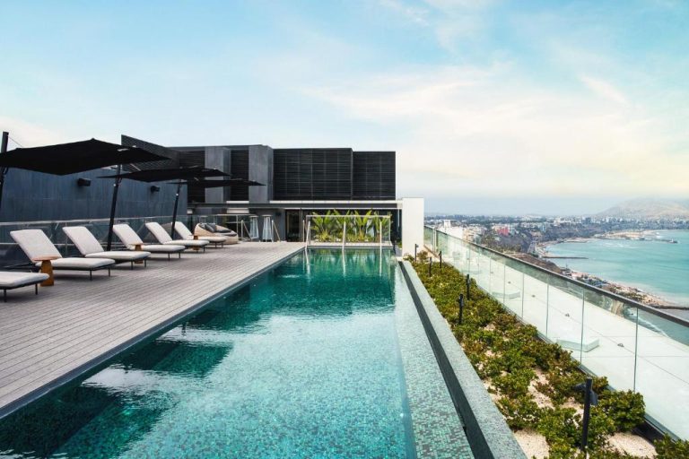 Piscina infinita en la azotea del InterContinental Real Lima Miraflores con vista panorámica al océano Pacífico