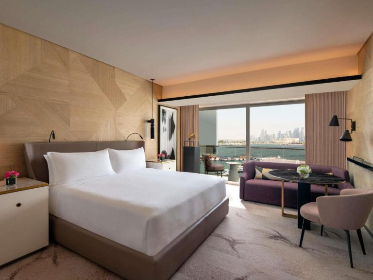 Habitación de lujo con cama doble y vistas al mar del skyline en Rixos Gulf Hotel Doha