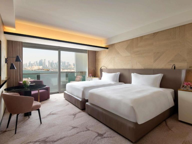 Habitación twin de lujo con vistas panorámicas a la ciudad y al mar en Rixos Gulf Hotel Doha