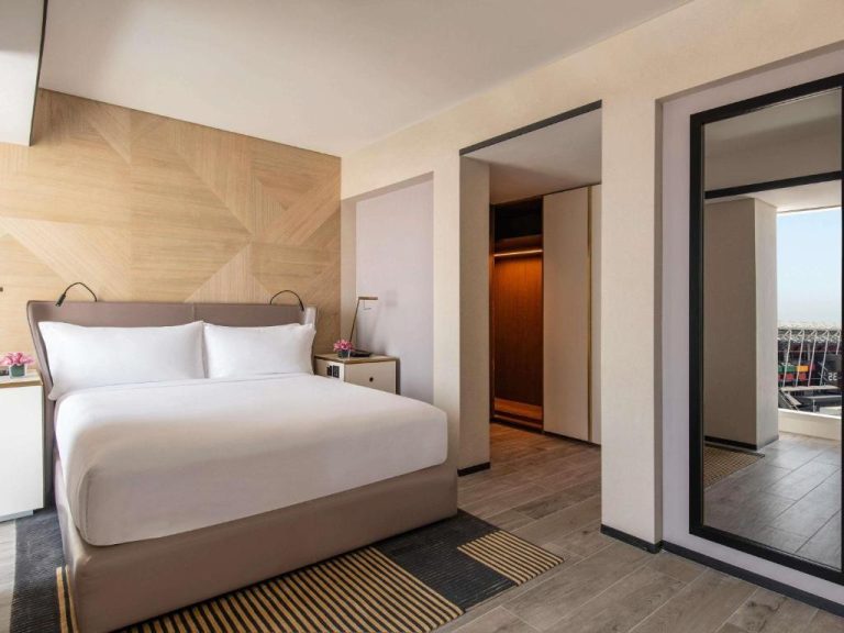 Habitación superior con cama doble y vistas al estadio en Rixos Gulf Hotel Doha