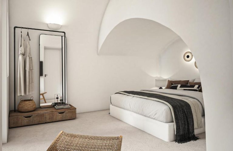 Habitación con bóveda de arco blanca y cama doble en You and Me Suites Oia, Santorini