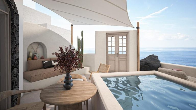 Terraza con piscina privada y vistas al mar Egeo en You and Me Suites Oia, Santorini