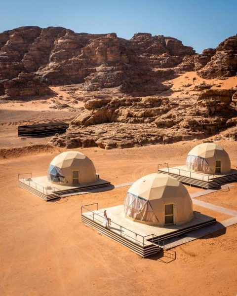 Domos geodésicos de lujo del Victoria Rum Luxury Camp con vistas a las rocas del desierto de Wadi Rum