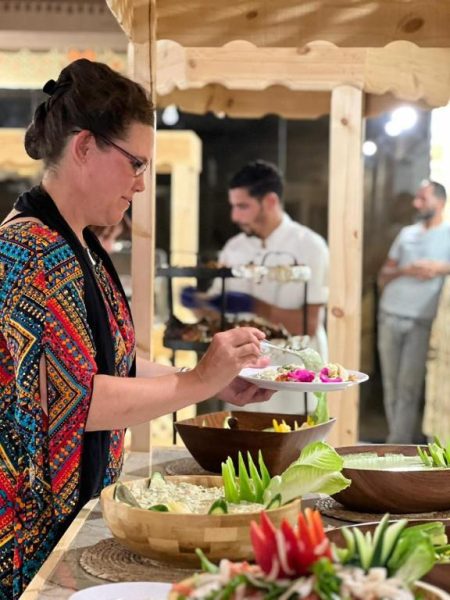 Buffet de ensaladas y verduras frescas en el restaurante del Victoria Rum Luxury Camp