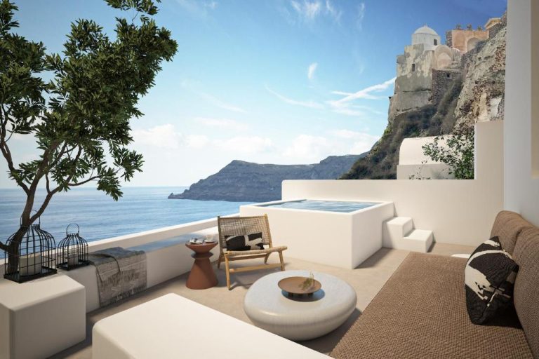 Terraza con piscina privada y vistas al mar Egeo en You and Me Suites Oia, Santorini