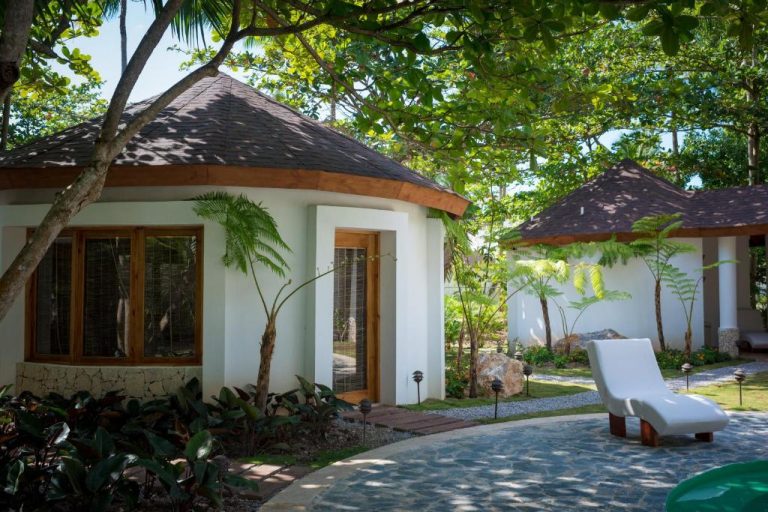 Villa con jardín tropical y tumbonas en el hotel Sublime Samaná, República Dominicana