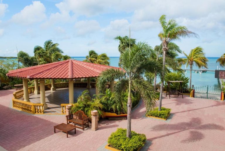 Gazebo con terraza de ladrillo y vistas al mar turquesa en Aruba Surfside Marina
