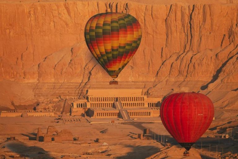 Globos aerostáticos sobrevolando el Templo de Hatshepsut en Luxor cerca del Ramla Palace House