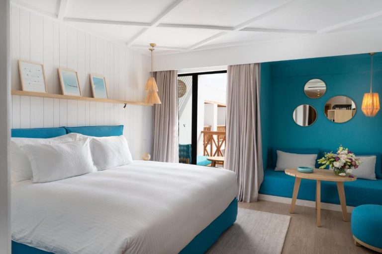 Habitación doble con decoración en azul turquesa y terraza privada en The View Agadir
