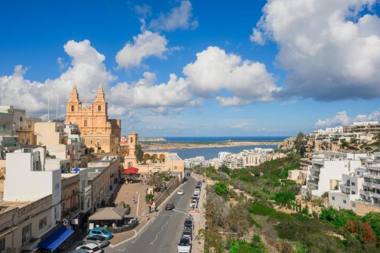 Vista panorámica del Maritim Antonine Hotel & Spa en Malta con iglesia barroca y vistas al mar Mediterráneo