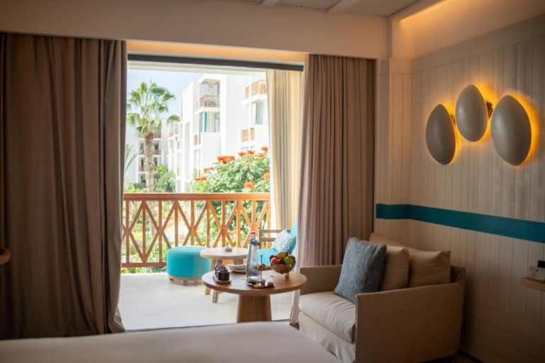 Habitación con terraza y vista al jardín en The View Agadir, con sofá y decoración moderna