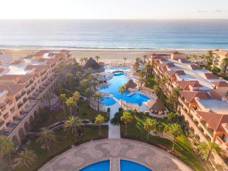 Vista aérea de las piscinas y jardines del Royal Solaris Los Cabos All Inclusive frente a la playa