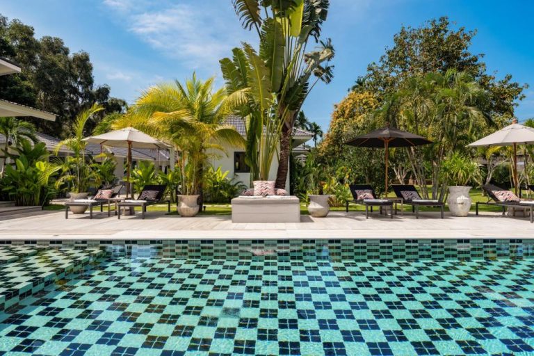 Piscina exterior con mosaico turquesa y tumbonas tropicales en Moorea Boutique Resort Samui