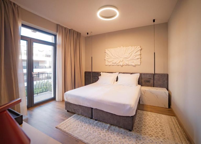Habitación doble de lujo con cama king size y balcón en Hotel Aquarius Dubrovnik