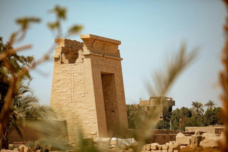 Imponente pilono de templo egipcio antiguo con jeroglíficos cerca del Bab Al Shams Palace