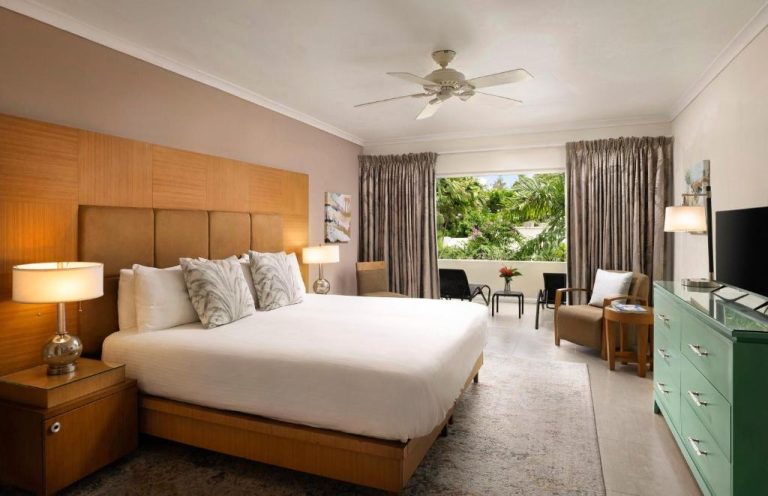 Habitación king con vistas al jardín tropical en Mango Bay All Inclusive Barbados