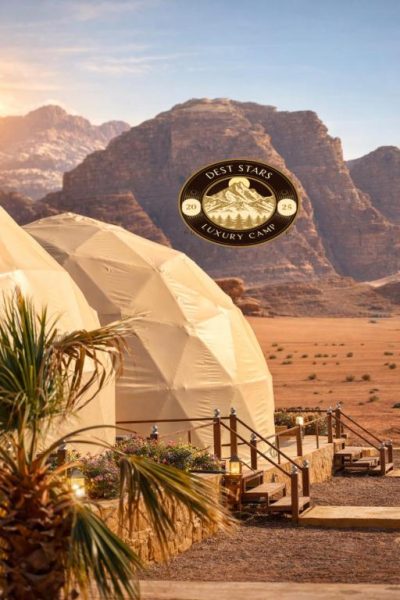 Domos de glamping del Dest Stars Luxury Camp con vistas al desierto de Wadi Rum y montañas rojas