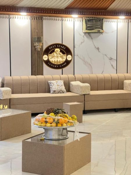 Salón de recepción con sofás y bandeja de frutas en Dest Stars Luxury Camp