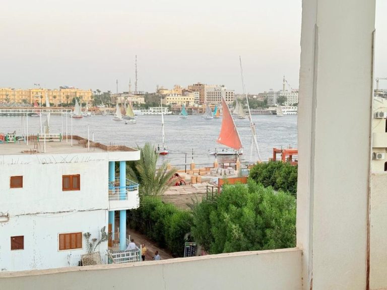 Vistas al río Nilo con felucas de vela desde el Ramla Palace House en Luxor, Egipto