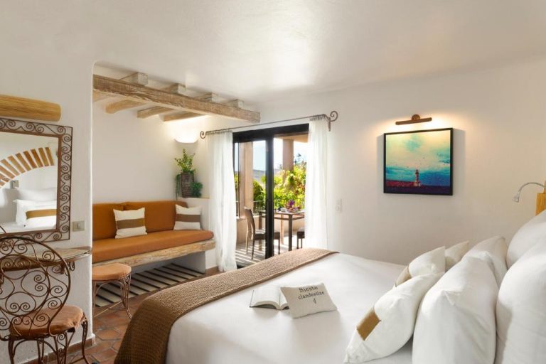 Habitación deluxe con terraza y sofá del Hotel U Capu Biancu en Córcega