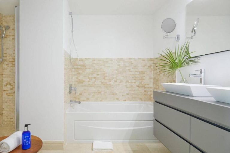 Baño moderno con bañera y ducha independiente en el Radisson Blu Aruba