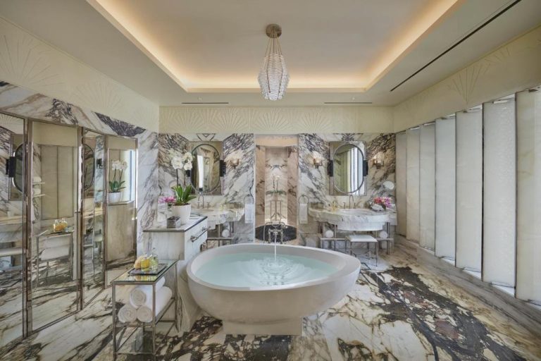 Lujoso baño con bañera exenta y suelos de mármol en el Mandarin Oriental Doha