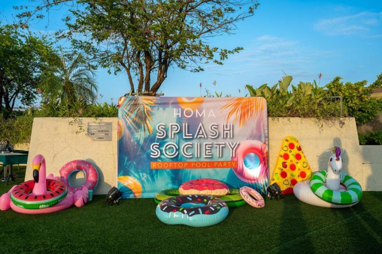 Cartel y flotadores inflables de la fiesta en piscina rooftop Splash Society del HOMA Phuket Town