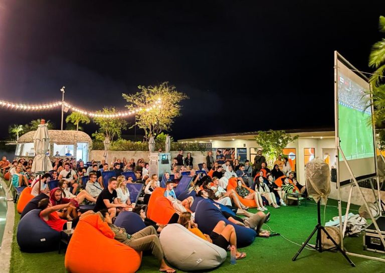Cine al aire libre nocturno con pantalla gigante y puffs en HOMA Phuket Town, Tailandia