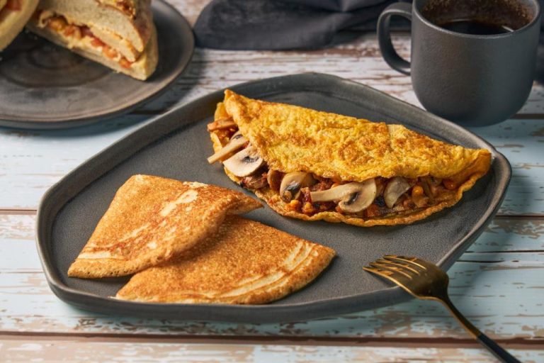 Desayuno con omelet relleno de champiñones y crepes en el restaurante del Iconik Hotel