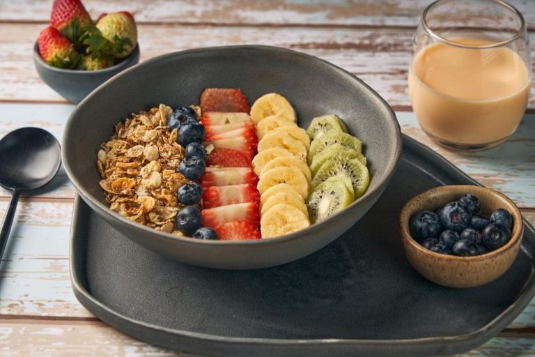 Bowl de desayuno con frutas frescas, granola y arándanos en el Iconik Hotel