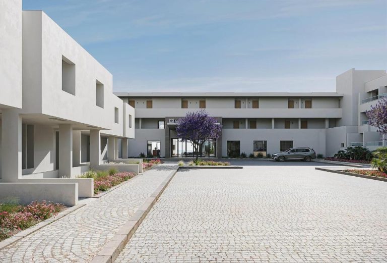 Fachada exterior del Wyndham Grand Carvoeiro Algarve con entrada principal y jardines en flor