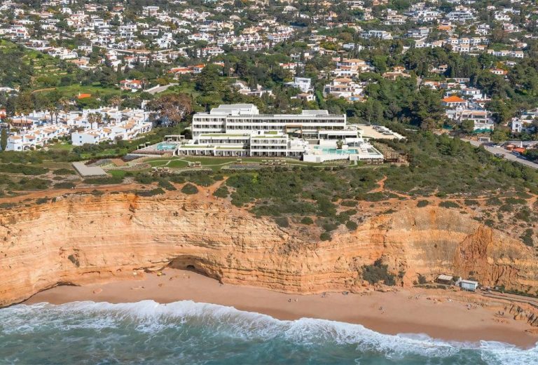 Vista aérea del Wyndham Grand Carvoeiro Algarve con piscinas exteriores sobre los acantilados y playa