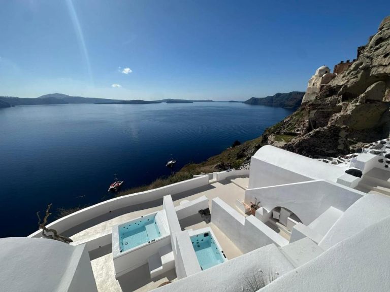 Jacuzzis privados con vistas a la caldera volcánica de Santorini en You and Me Suites Oia