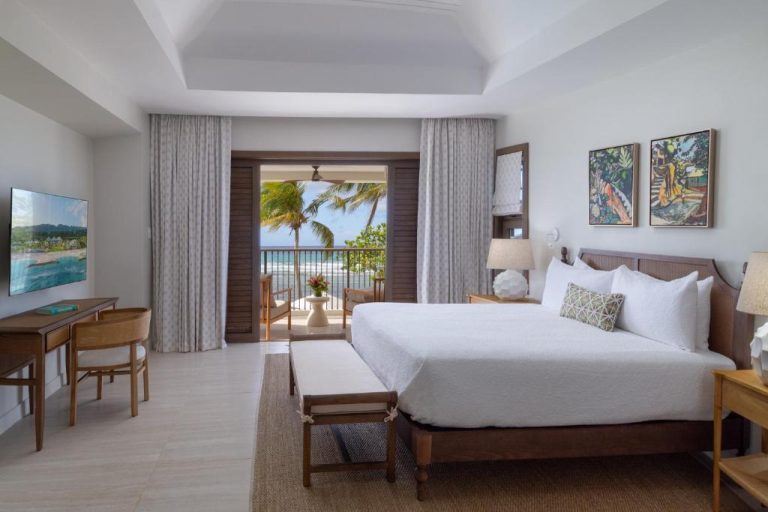 Habitación king size con balcón y vista al mar en el resort Half Moon Jamaica