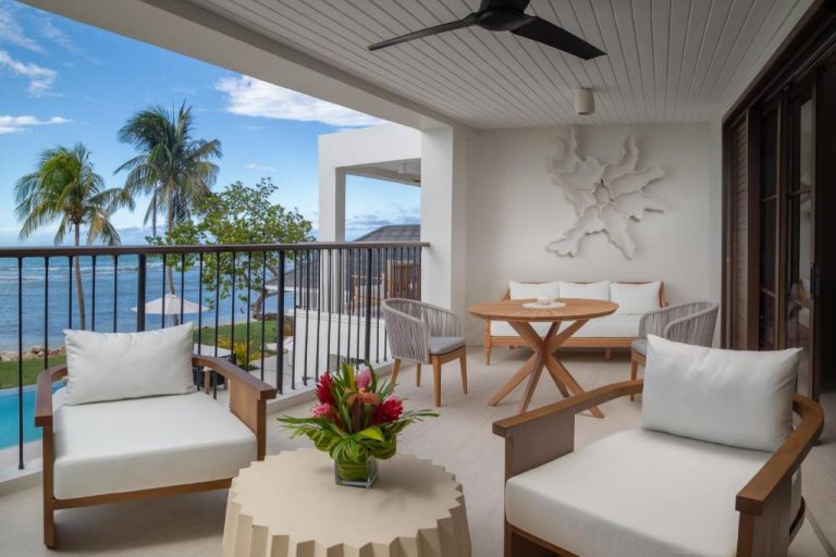 Terraza con mobiliario de lujo y vistas al mar caribeño en el resort Half Moon Jamaica