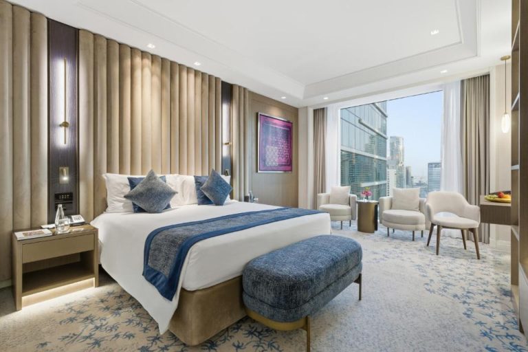 Habitación deluxe con cama king y vistas al skyline de Dubai en el hotel Taj Dubai