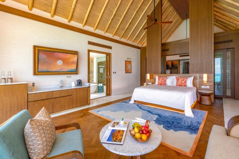 Villa de lujo con cama king, sala de estar y baño abierto en RAH GILI Maldives Resort
