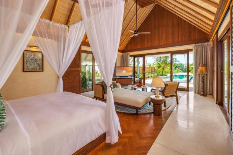 Habitación villa con cama de dosel y vistas a la piscina privada en RAH GILI Maldives