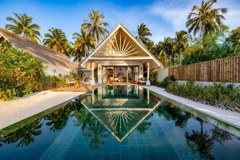 Villa con piscina privada rodeada de palmeras tropicales en RAH GILI Maldives