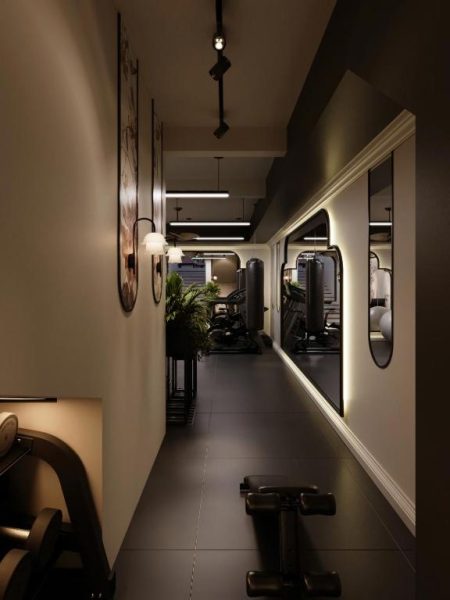 Gimnasio moderno con equipamiento completo y espejos iluminados en el Grand KAS Premium Hotel & Sky Bar