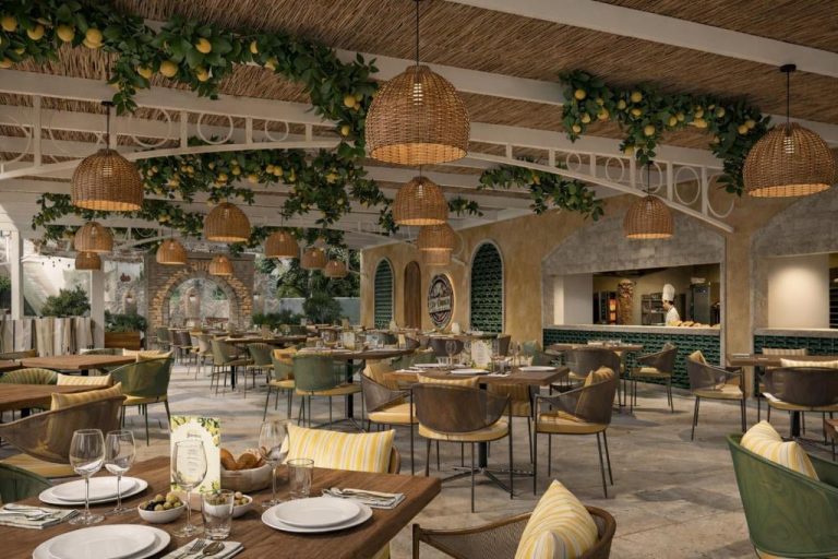 Restaurante interior con decoración de limoneros y lámparas de mimbre en Başka Resort Bodrum