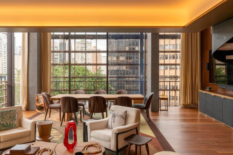 Amplio salón comedor con ventanales panorámicos y vistas a la ciudad en Rosewood São Paulo