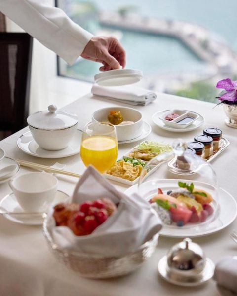 Servicio de desayuno en habitación con dim sum, frutas y zumo de naranja en The Peninsula Hong Kong