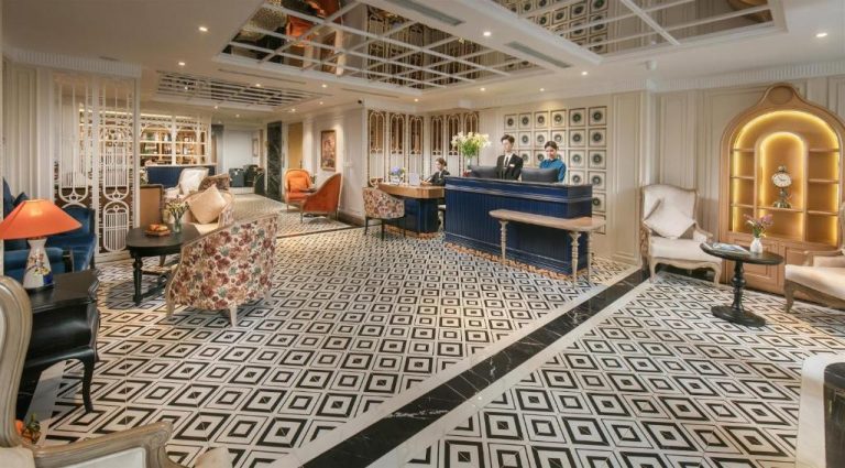 Elegante lobby y recepción del Solar Premium Hotel & Spa con suelo geométrico y decoración clásica